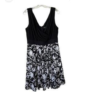 WHITE HOUSE BLACK MARKET V neck bodycon dress